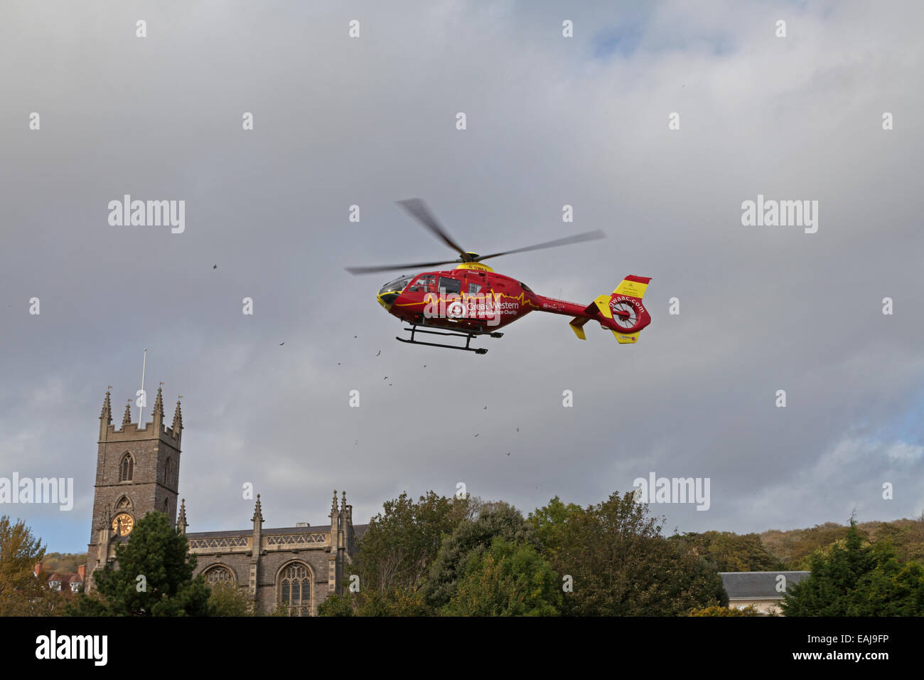 Great Western Air Ambulance décollant de Grove Park, Weston-super-Mare, Somerset, Angleterre Banque D'Images