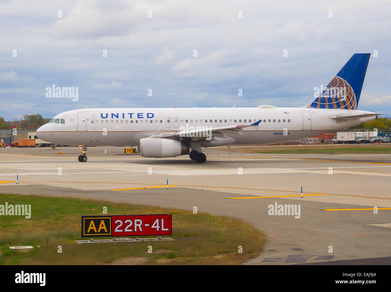 NEWARK - 19 OCTOBRE : B-737 United Airlines prépare à décoller le 19 octobre 2014 à Newark, USA. Newark International est sur Banque D'Images