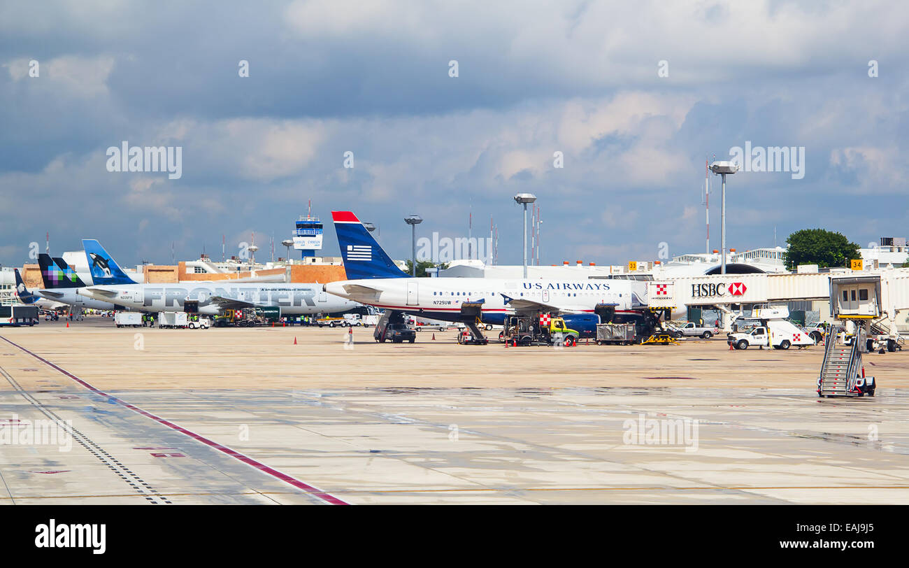 CANCUN - 19 OCTOBRE : le débarquement des passagers des avions après son arrivée à Cancun le 19 octobre 2014 à Cancun, au Mexique. Cancun est Banque D'Images