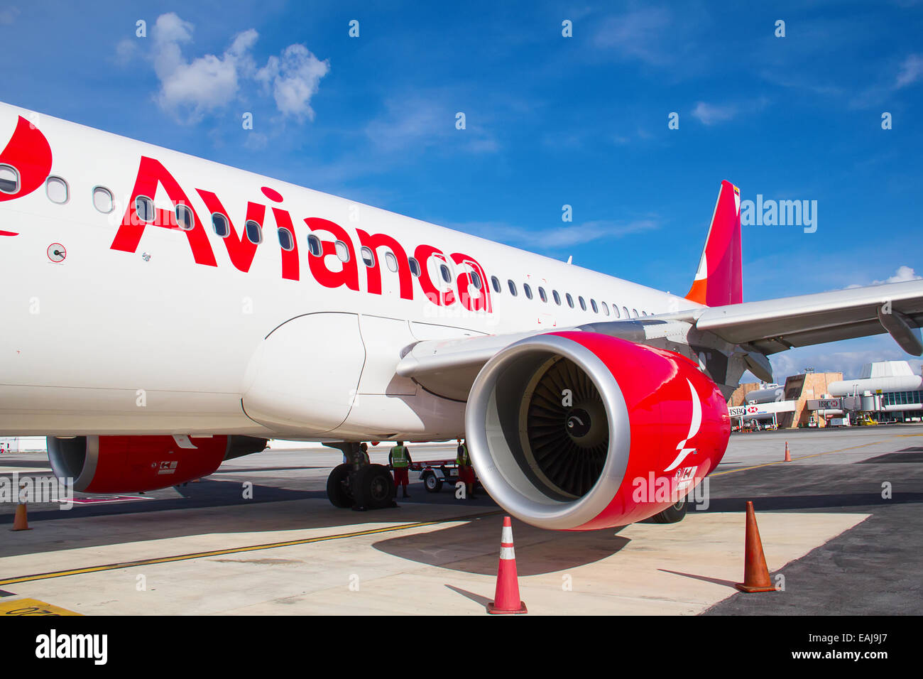 CANCUN - 19 OCTOBRE : Avianca A-330 le débarquement des passagers après l'arrivée à Cancun le 19 octobre 2014 à Cancun, au Mexique. Grippe Banque D'Images