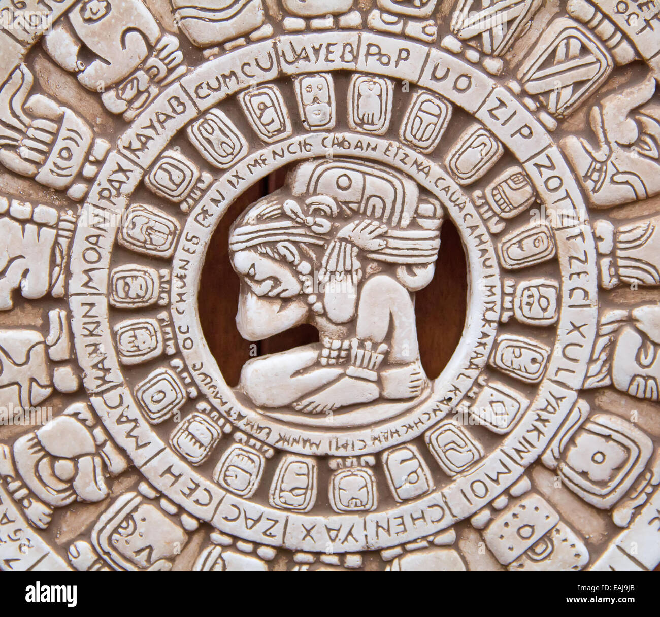 Fragment de la symbolique Maya sculpté sur la pierre du soleil Banque D'Images