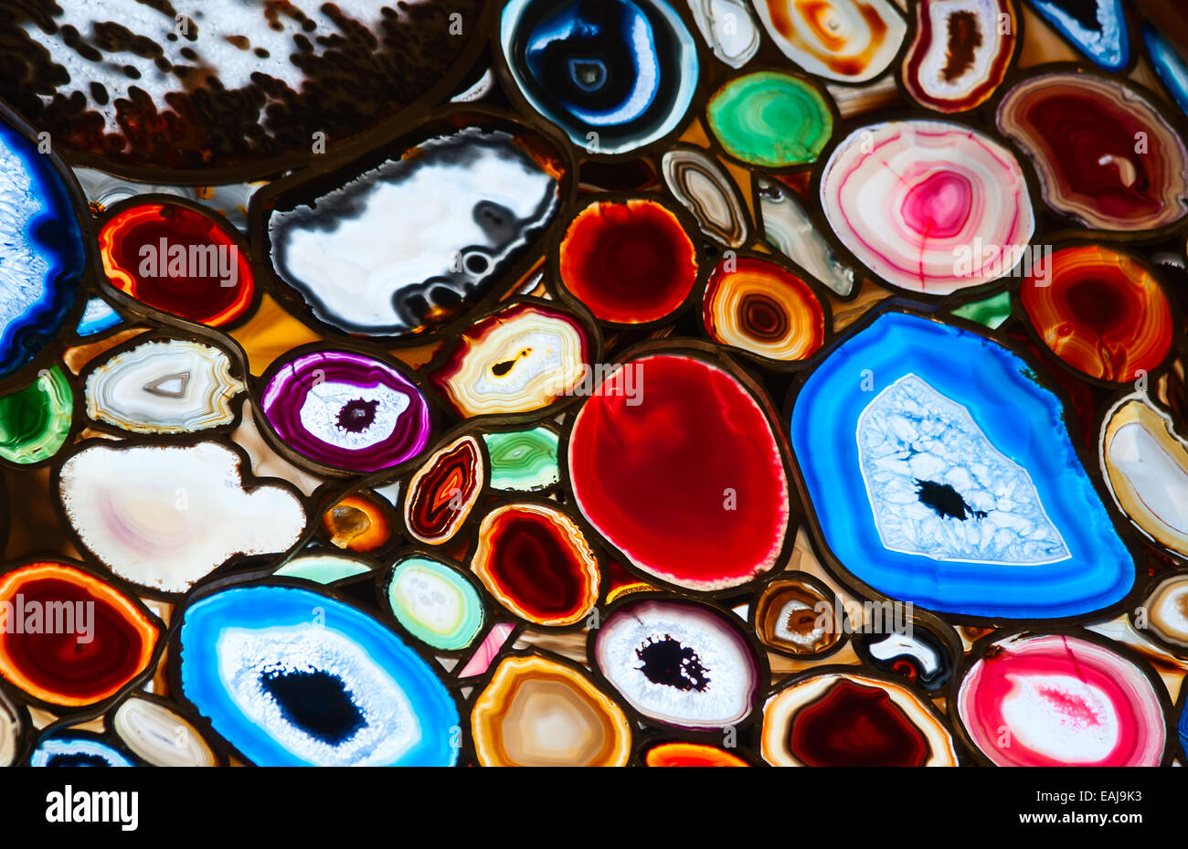 Mosaïque translucide faite avec des tranches d'agate stone Banque D'Images