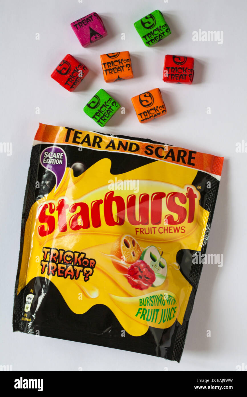 Sac de fruits Starburst chews scare edition Trick or Treat bonbons Ouvrir pour afficher le contenu déversé idéal pour Halloween isolé sur fond blanc Banque D'Images