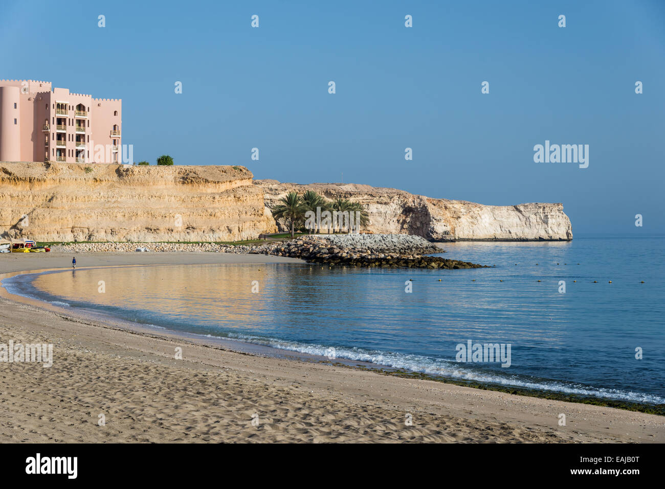 Hôtel de luxe situé au sommet d'une falaise de calcaire, le long d'une plage de sable. Muscat, Oman. Banque D'Images