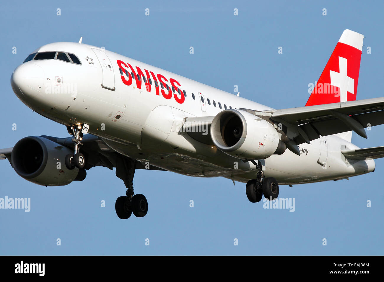 Swiss International Airlines Airbus A319 la piste 27L à l'approche de l'aéroport Heathrow de Londres. Banque D'Images