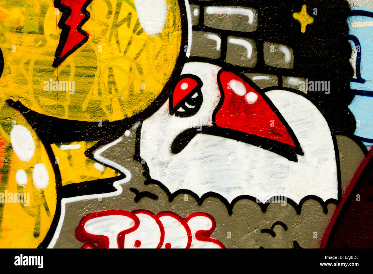 Cartoon couleur graffiti oiseau tag art mur de Berlin Banque D'Images
