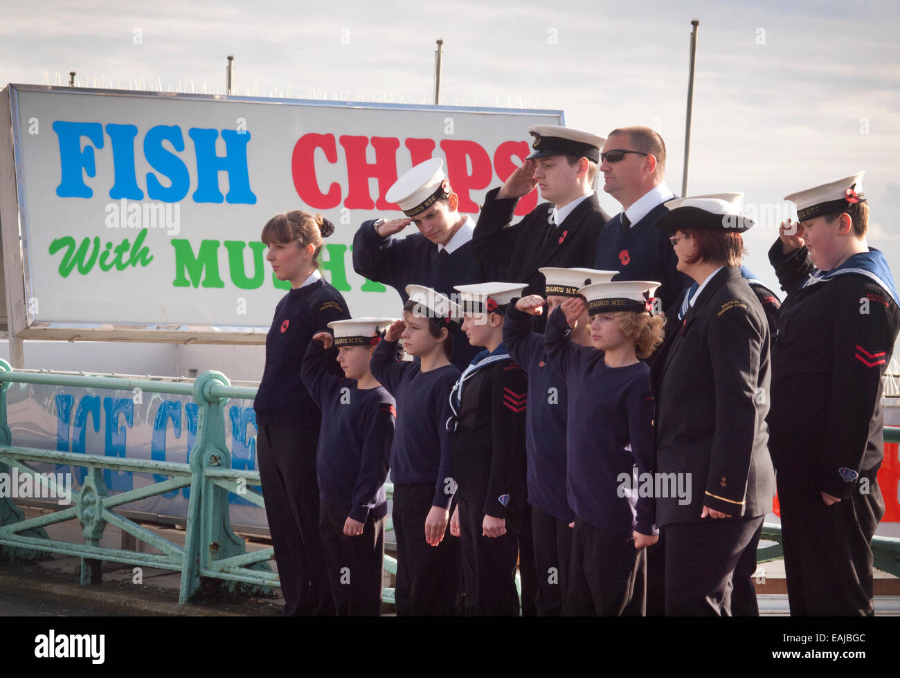 Les Cadets de la saluer leur commandant dans une cérémonie du Jour du Souvenir à Brighton Banque D'Images