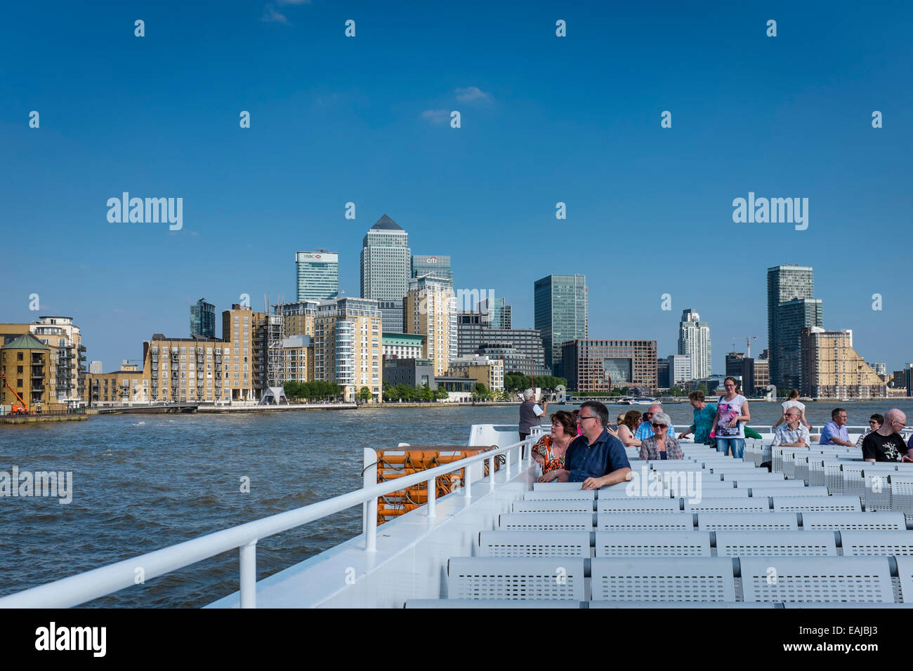 Les touristes prendre dans le collimateur de Canary Wharf à partir du pont supérieur d'un plaisir cruiser sur la Tamise. Banque D'Images