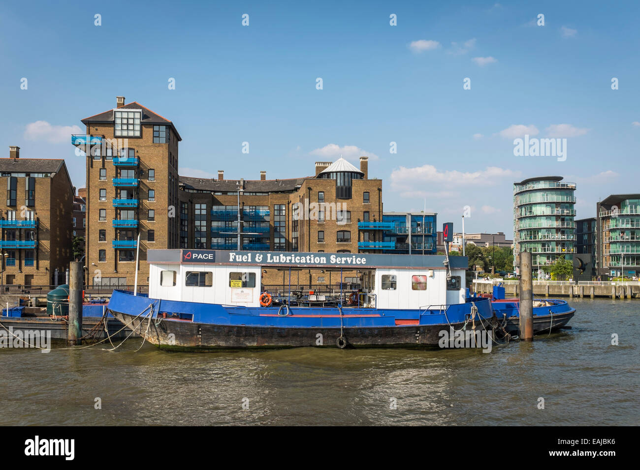 Barge de ravitaillement sur la Tamise à Wapping. Banque D'Images