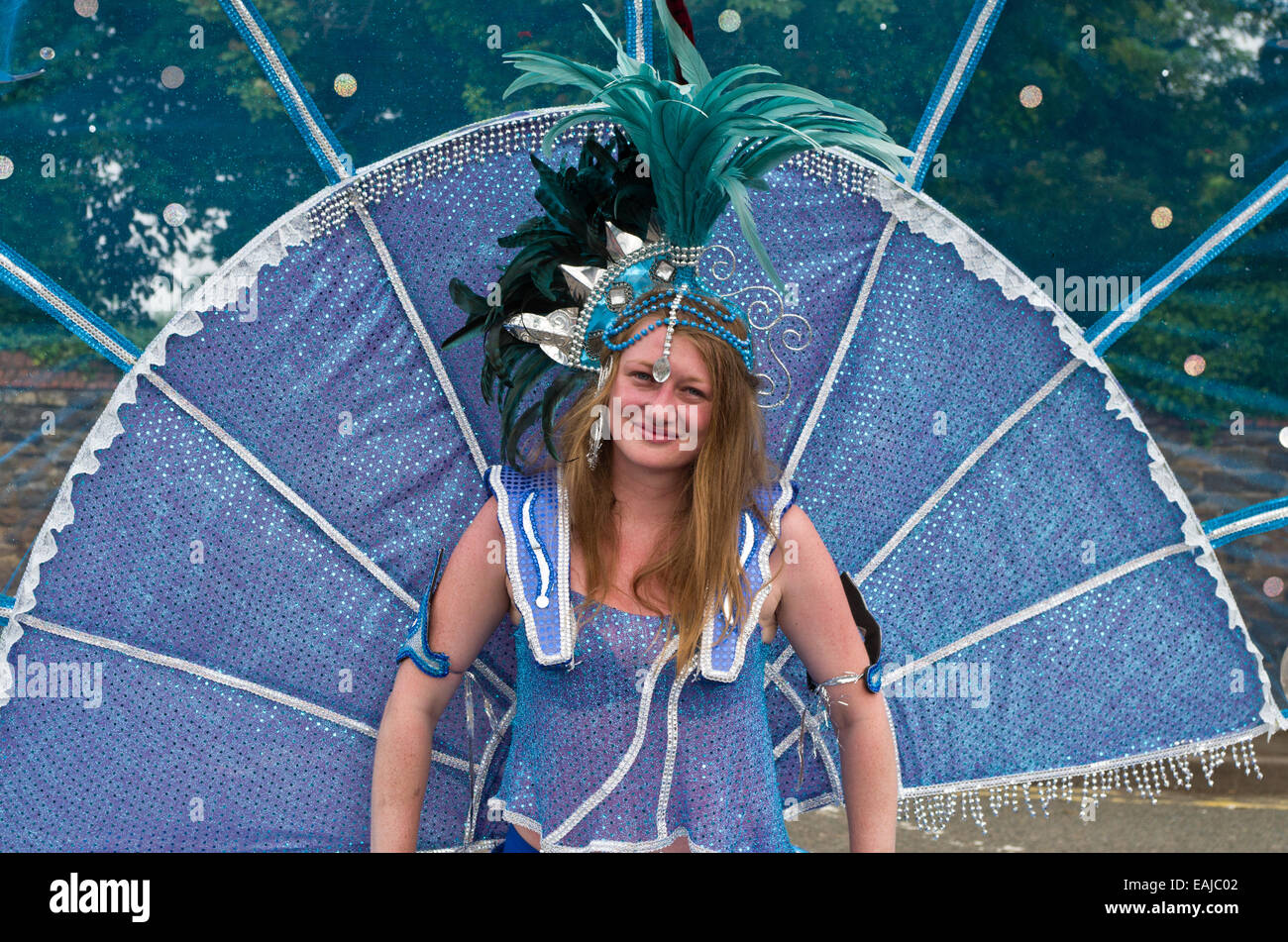 Danseuse portant un costume bleu à un carnaval de rue à Northampton, Royaume-Uni Banque D'Images