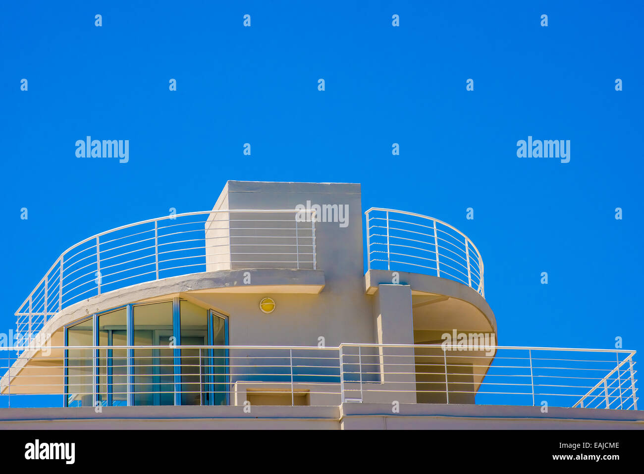 Balcon sur le haut d'un immeuble art déco avec une vue sur l'océan. Banque D'Images