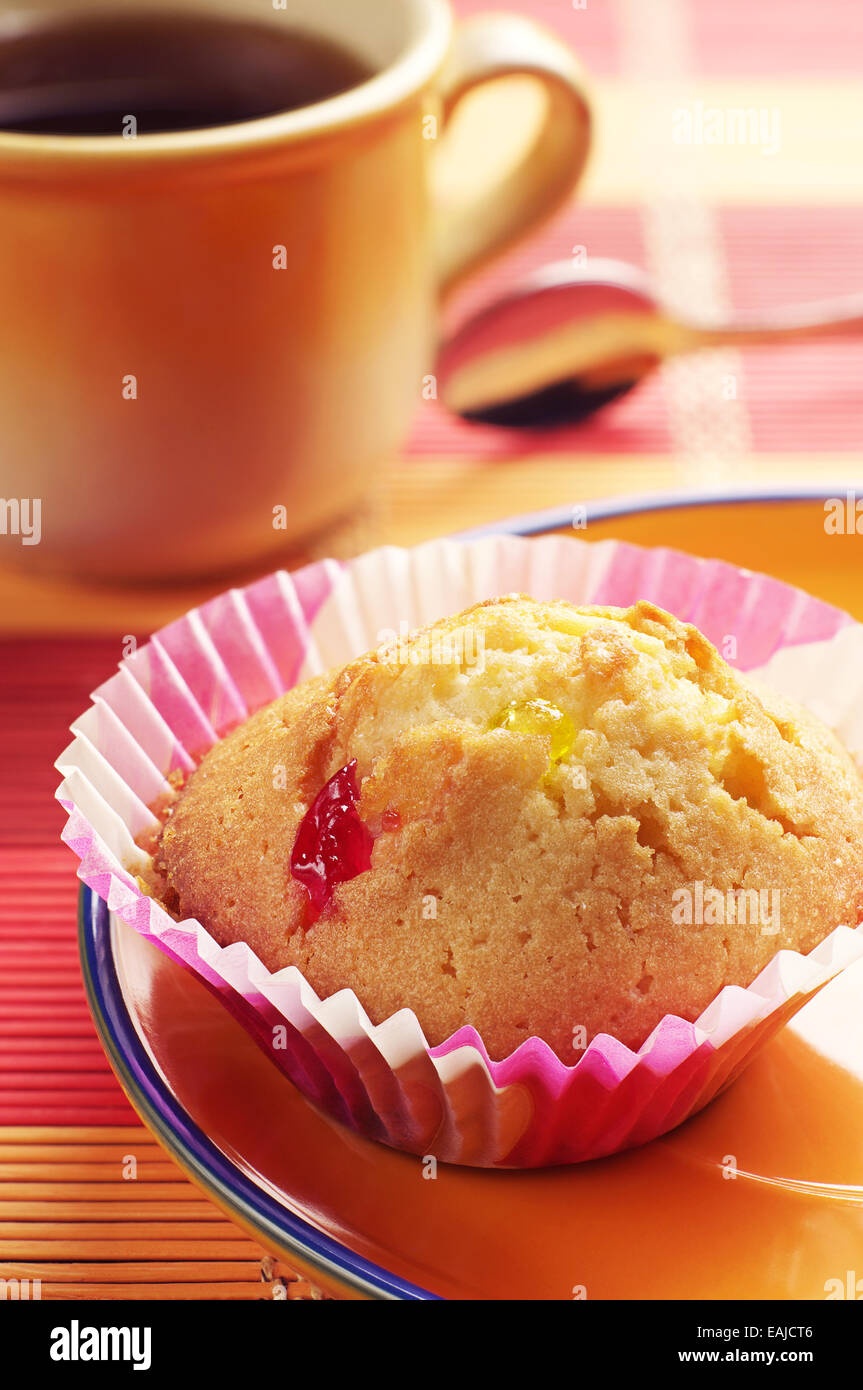 Petit gâteau et une tasse de thé sur la serviette en bambou coloré Banque D'Images