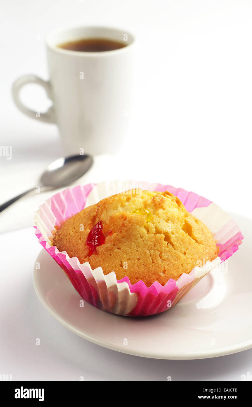 Cupcake savoureux et tasse de café sur fond blanc Banque D'Images