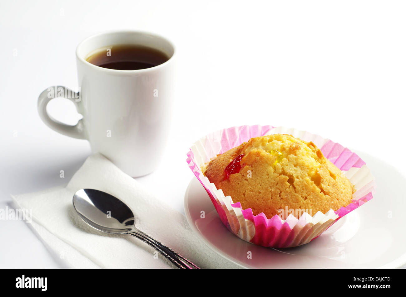 Délicieux petit gâteau avec jujube et tasse de café Banque D'Images