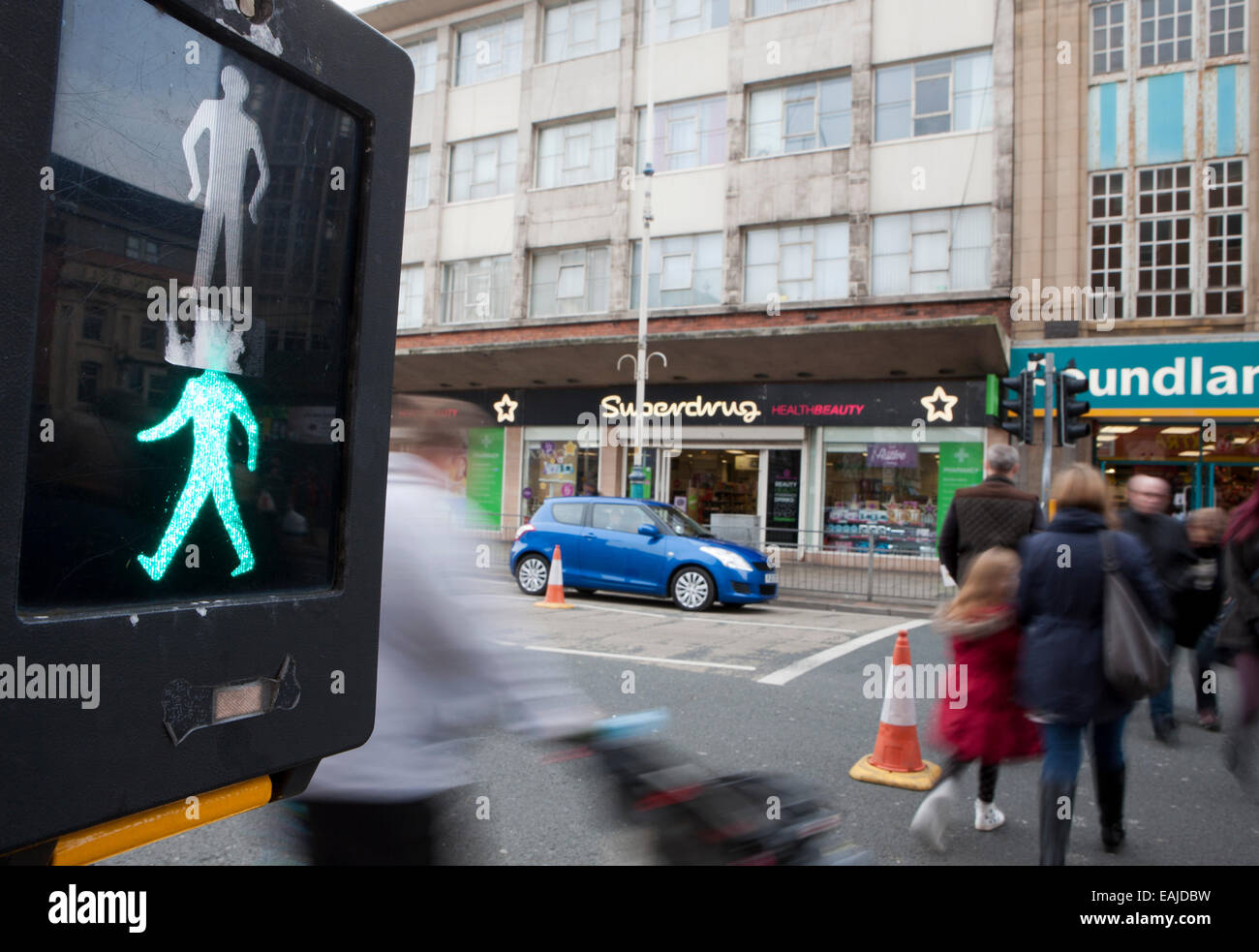 Motion blurred personnes traversant à Pelican crossing Southport, Merseyside, Royaume-Uni Banque D'Images