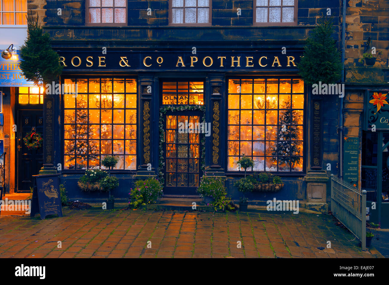 Rose et apothicairerie affichage fenêtre haworth main street à Noël Banque D'Images