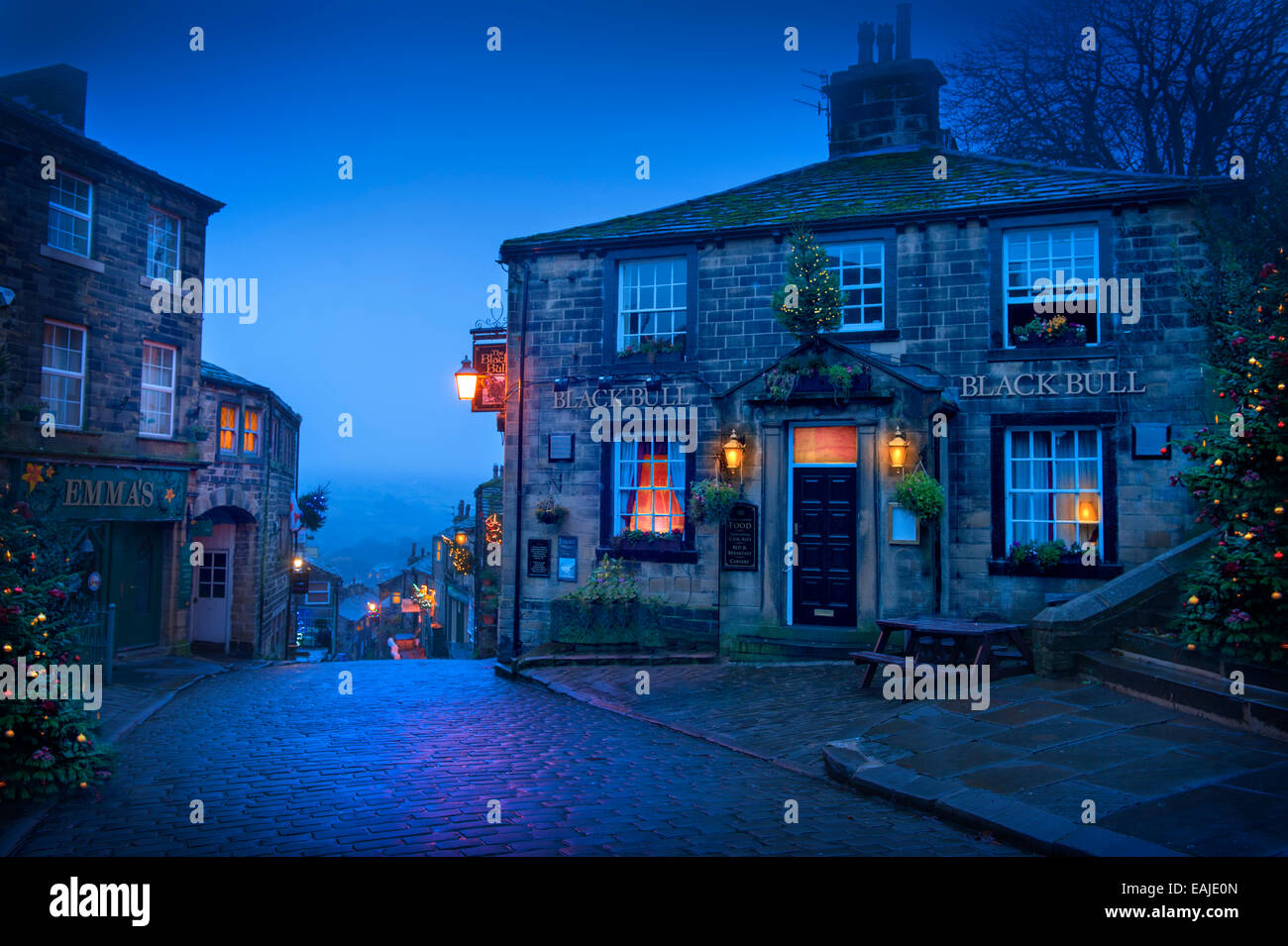 Haworth main street à Noël black bull pub et décorations de Noël Banque D'Images