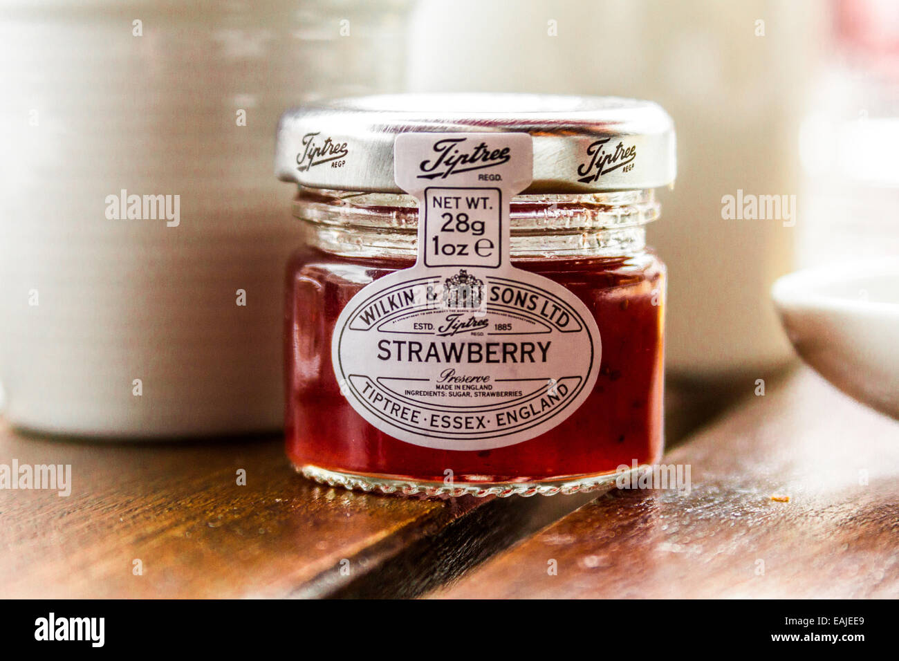 Un petit pot de confiture de fraises Tiptree sur une table de petit déjeuner Banque D'Images