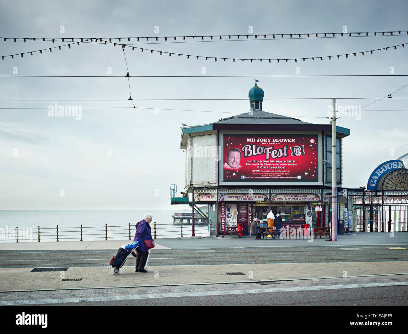 Une des images de la série "Prom' plaisir par Mark Reeves, les photos à la découverte de la nouvelle promenade de réaménagement à Blackpool Banque D'Images