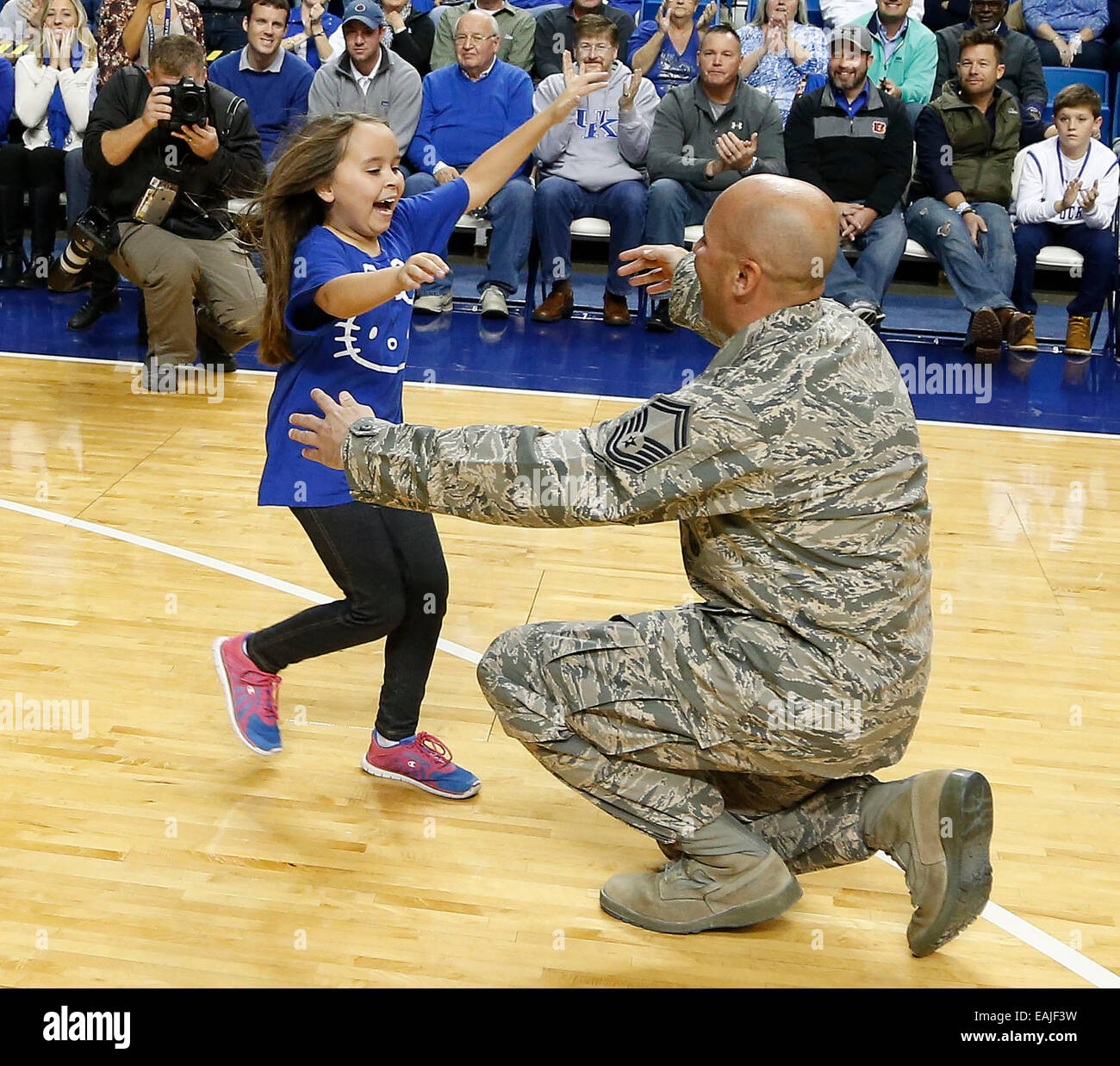 16 novembre 2014 - Lexington, Kentucky, USA - Kylie Allegrezza courut vers son père, le sergent-chef de l'Armée de l'air. James Allegrezza, après avoir surpris sa famille à la Cour en qualité de l'Université du Kentucky a joué l'Université de Buffalo de Rupp Arena de Lexington, KY., dimanche 16 novembre 2014. C'est seconde moitié collège basket-ball l'action. La France a gagné 71-52. Photo par Charles Bertram | Personnel. (Crédit Image : © Lexington Herald-Leader/Zuma sur le fil) Banque D'Images