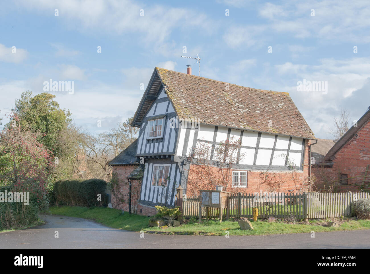 Crooked House élisabéthain ancienne traditionnelle dans le village rural de Preston Bagot dans les Cotswolds, England, UK Banque D'Images