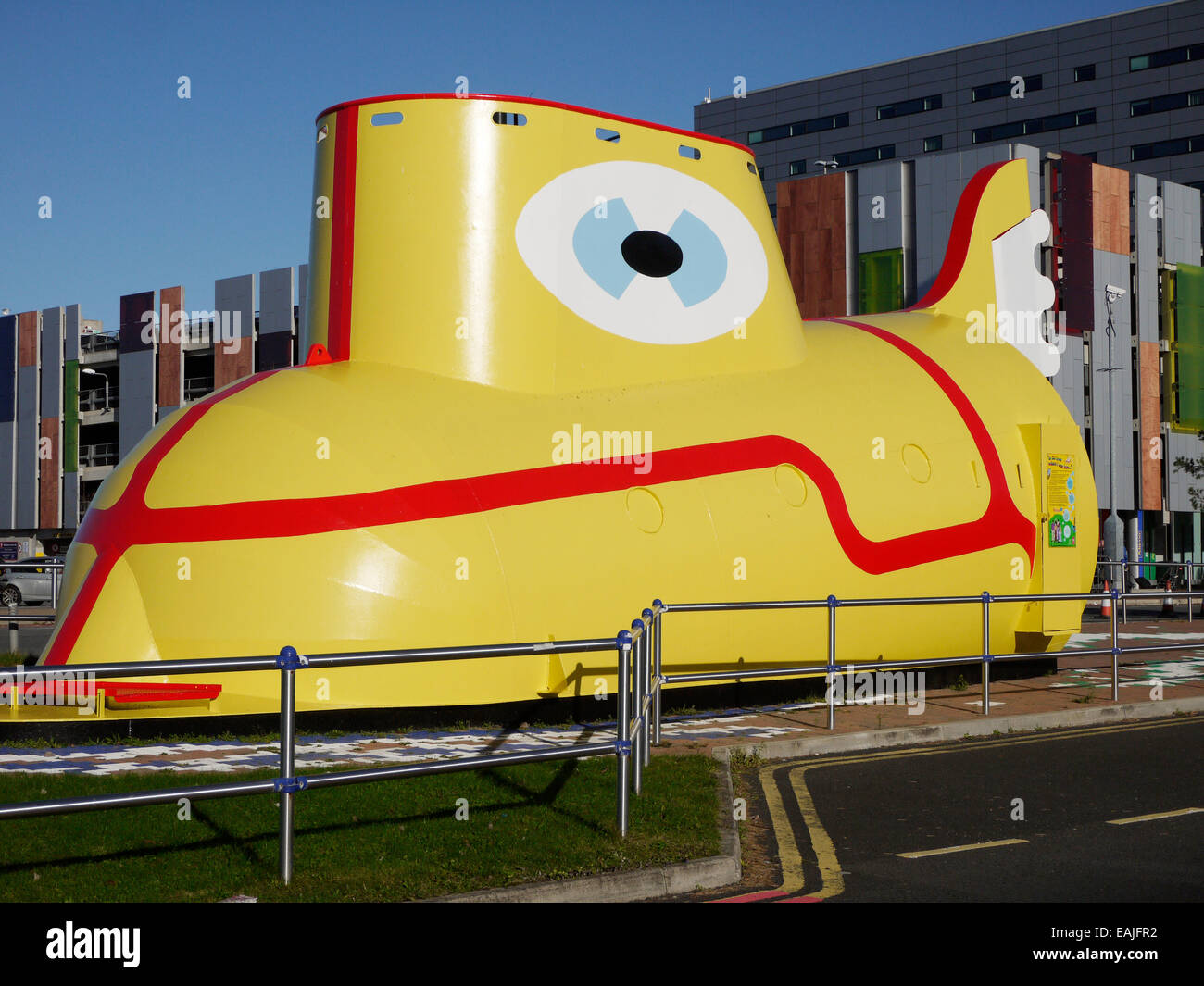 Le sous-marin jaune sculpture, Liverpool John Lennon Airport, Speke, Liverpool, Angleterre, Royaume-Uni. Banque D'Images