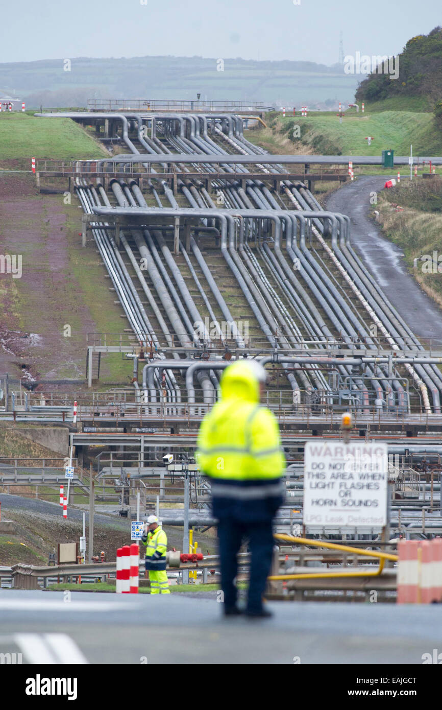 Un travailleur cherche sur Pembroke raffinerie de pétrole appartenant à Valero dans la région de Pembrokeshire, Pays de Galles. Banque D'Images