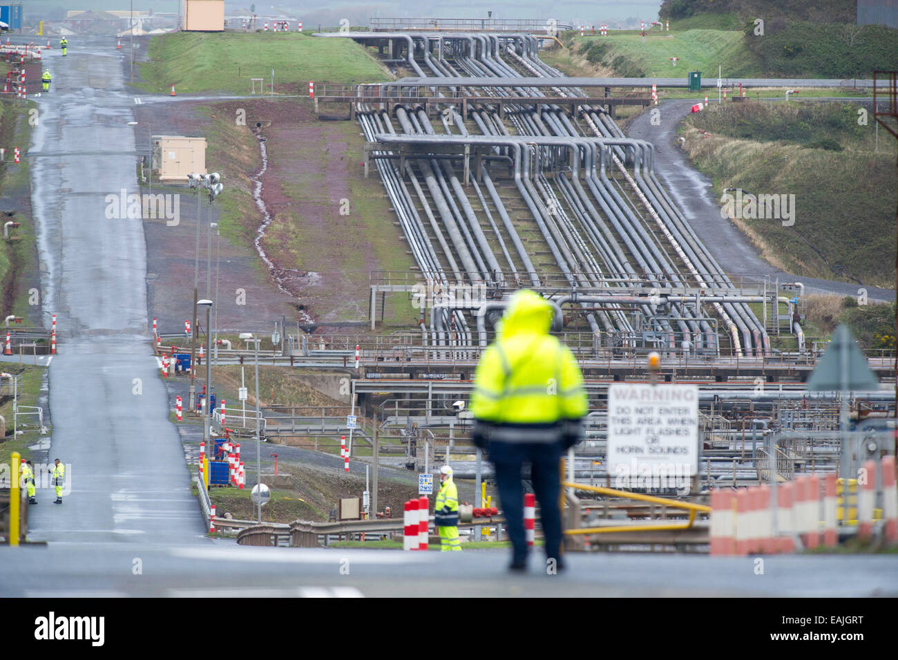 Un travailleur cherche sur Pembroke raffinerie de pétrole appartenant à Valero dans la région de Pembrokeshire, Pays de Galles. Banque D'Images