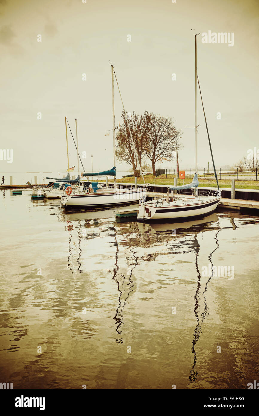 Port de plaisance avec bateaux disponibles au coucher du soleil, effet vintage rétro. Banque D'Images