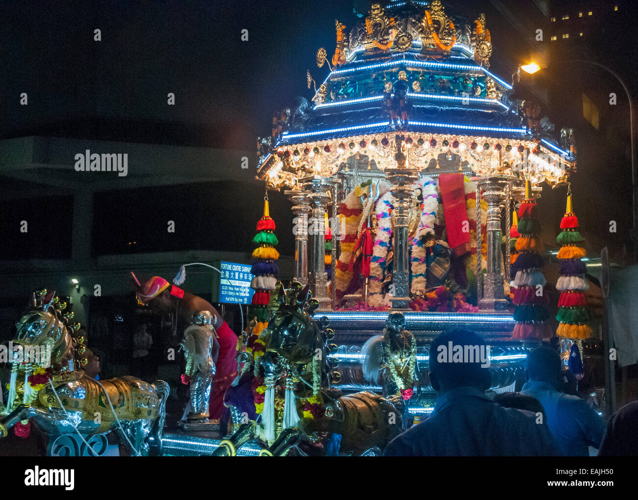 Puja hindoue ou cérémonie de culte en dehors de la Sri Krishnan Temple, rue Waterloo, à Singapour, au cours de la fête du Diwali Banque D'Images