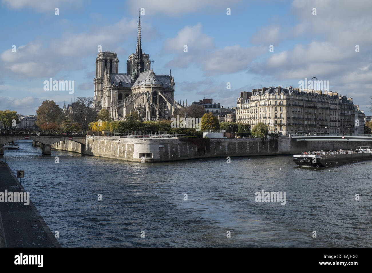 La Cathédrale Notre Dame, le long de la Seine, Paris France Banque D'Images