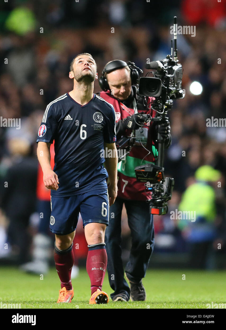 Glasgow, Royaume-Uni. 14Th Nov, 2014. Buteur gagnante de Shaun Maloney Ecosse regarde vers le ciel sur le coup de sifflet final de l'UEFA Euro 2016 - Qualifications - l'Ecosse contre la République d'Irlande - Celtic Park - Glasgow - Ecosse - 14 novembre 2014 - Photo Simon Bellis/Sportimage. © csm/Alamy Live News Banque D'Images