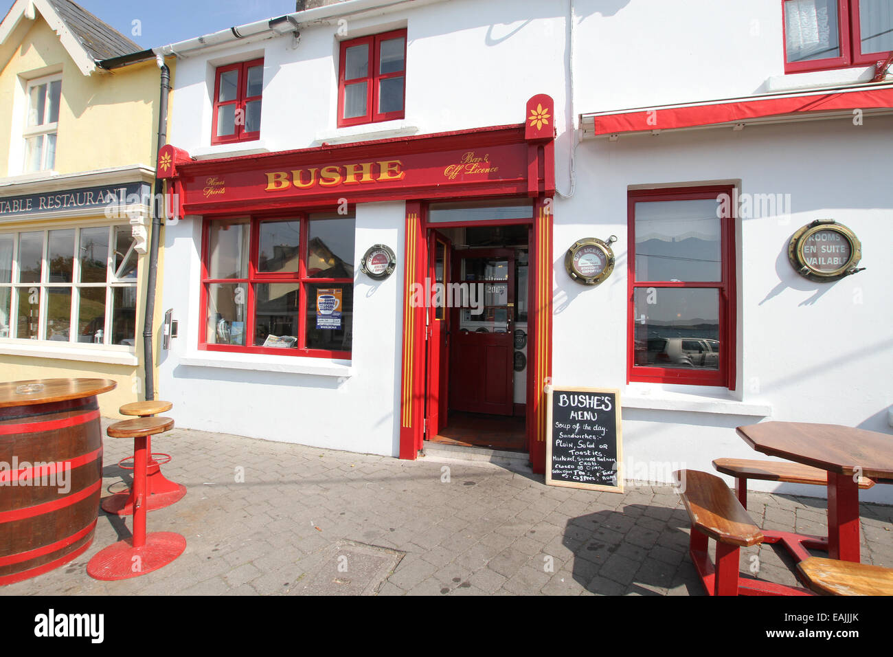 Tables à l'extérieur d'un pub blanchis à au-dessus du port de Baltimore, West Cork County Cork Irlande Banque D'Images