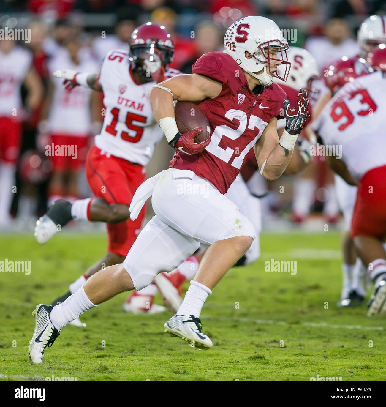 Le double d'heures supplémentaires. 15 Nov, 2014. Stanford Cardinal Christian running back McCaffrey (27) en action au cours de la NCAA Football match entre le Stanford Cardinal et les Utah Utes au stade de Stanford à Palo Alto, CA. Stanford a été défait par Utah 20-17 en double prolongation. Damon Tarver/Cal Sport Media/Alamy Live News Banque D'Images