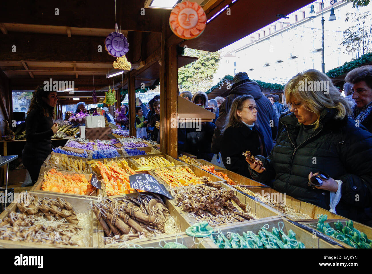 Le marché de Noël traditionnel français, conçu avec des chalets individuels, seront visités à Turin jusqu'au 23 novembre, où les produits typiquement français pour la prochaine saison de Noël peut être acheté. © Elena Aquila/Pacific Press/Alamy Live News Banque D'Images