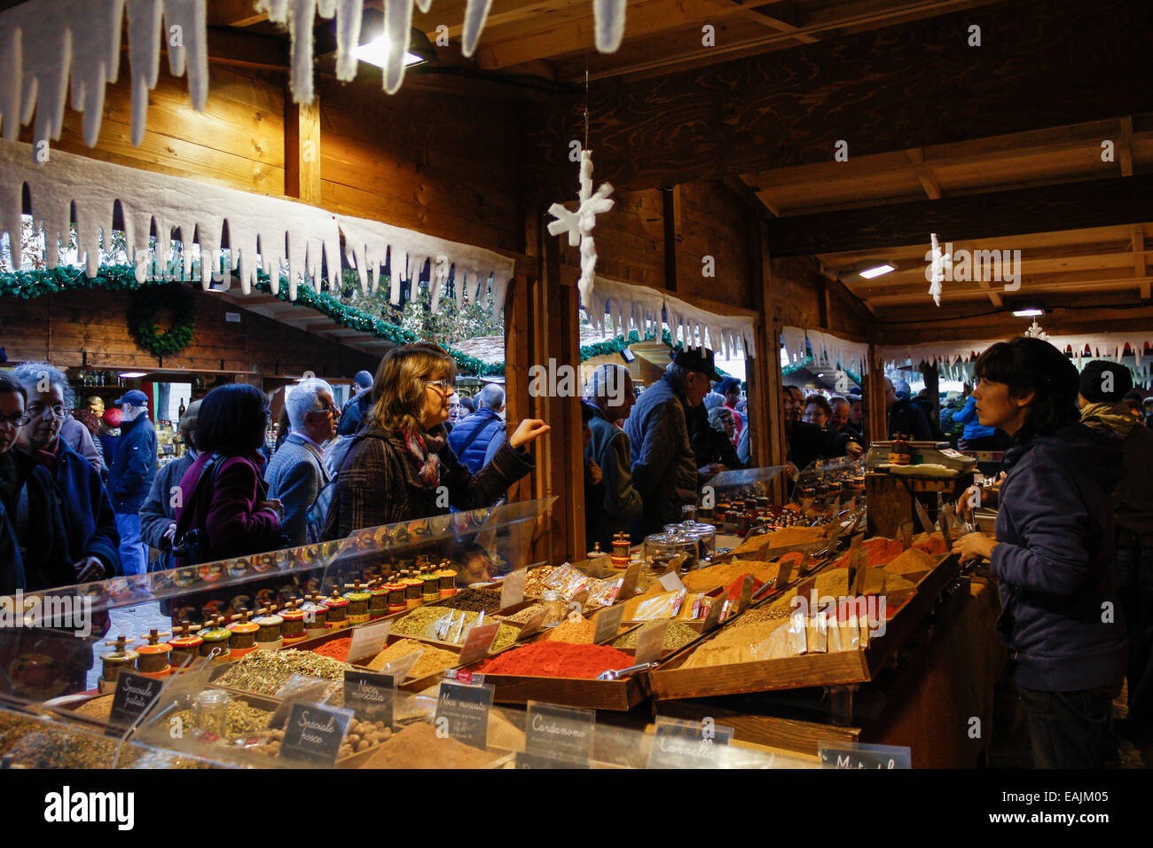 Le marché de Noël traditionnel français, conçu avec des chalets individuels, seront visités à Turin jusqu'au 23 novembre, où les produits typiquement français pour la prochaine saison de Noël peut être acheté. © Elena Aquila/Pacific Press/Alamy Live News Banque D'Images