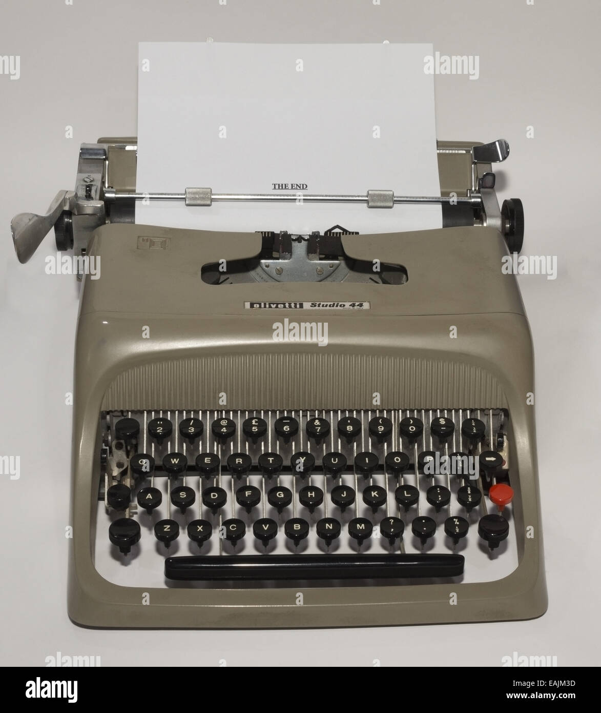 Machine à écrire Olivetti Studio 44 avec du papier inséré Banque D'Images