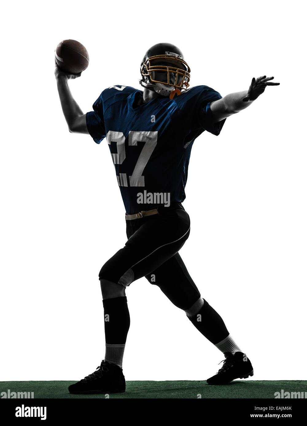 Un quarterback american football player homme jeter en silhouette studio isolé sur fond blanc Banque D'Images