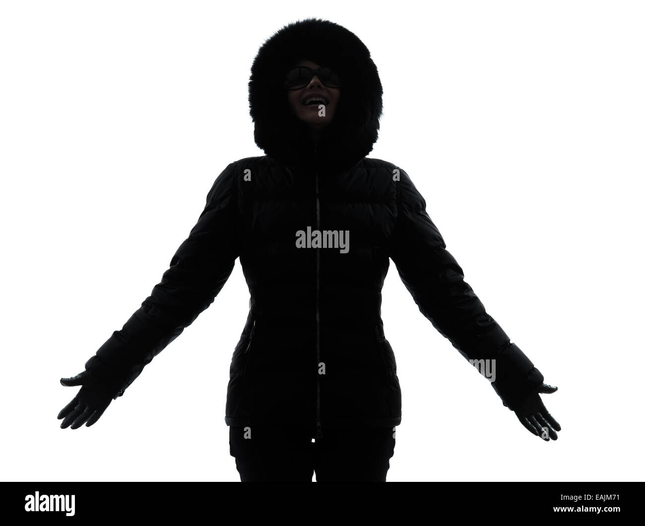 Une femme en manteau d'hiver les bras tendus heureux silhouette sur fond blanc Banque D'Images