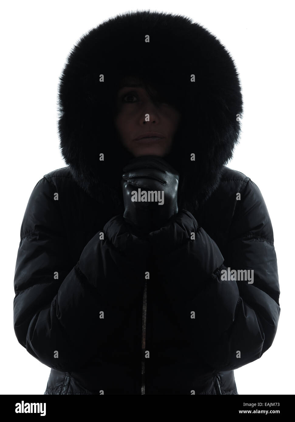 Une femme en robe d'hiver froid gel silhouette sur fond blanc Banque D'Images