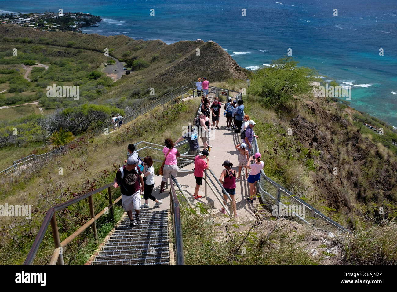 Randonneurs sur Diamond Head Crater Trail à Honolulu, Hawaï Photo Stock