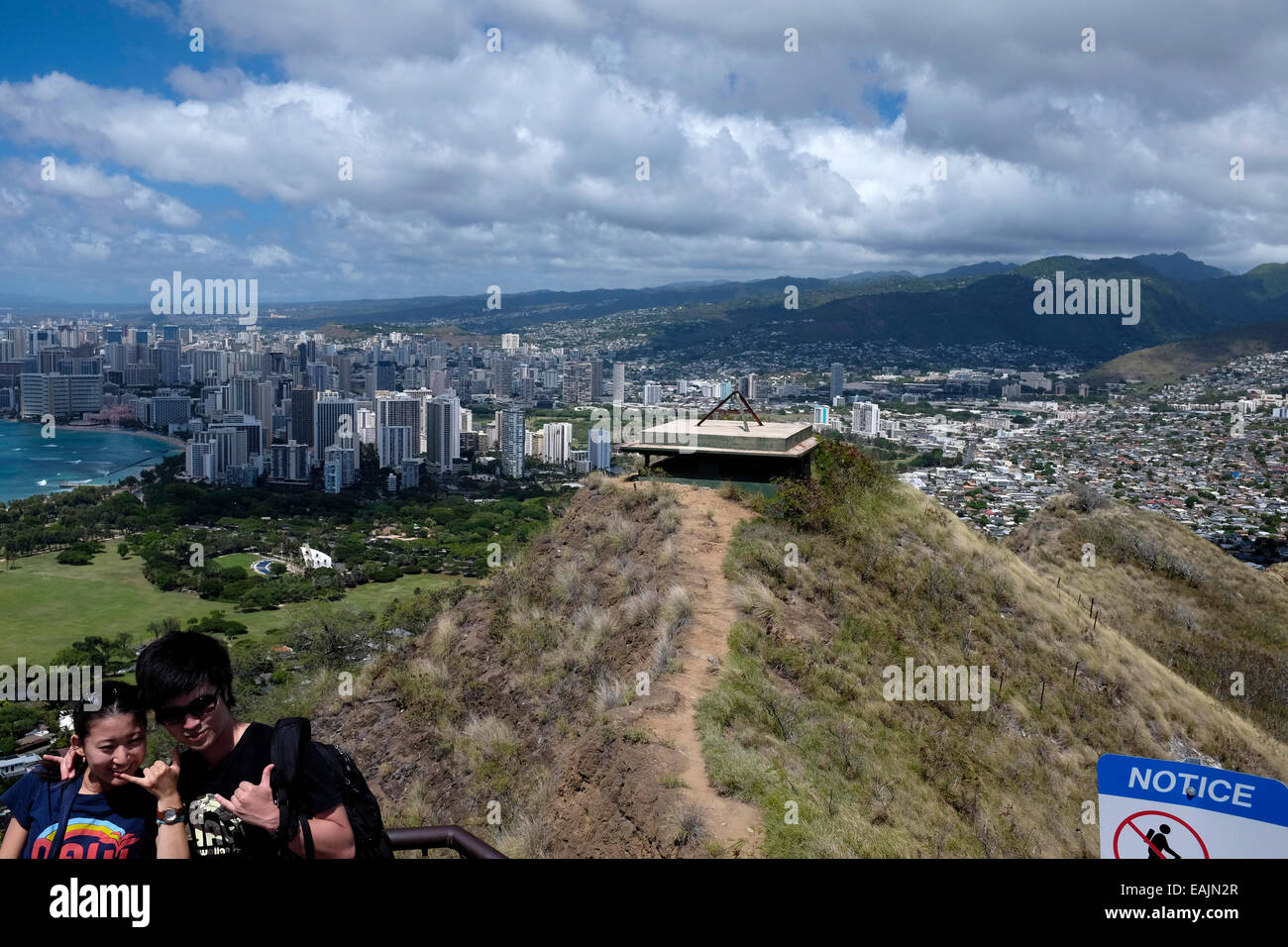 Asian couple montrant pendre signe sur le Diamond Head Crater trail, Oahu, Hawaii Banque D'Images