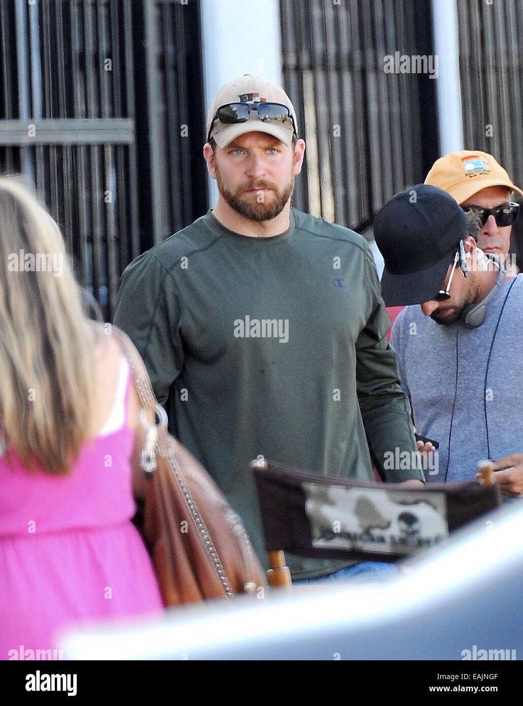 Bradley Cooper met sur un poker face comme il se prépare pour une scène de "American  Sniper" en tournage à Los Angeles CA. Avec : Bradley Cooper Où : Los  Angeles, California,