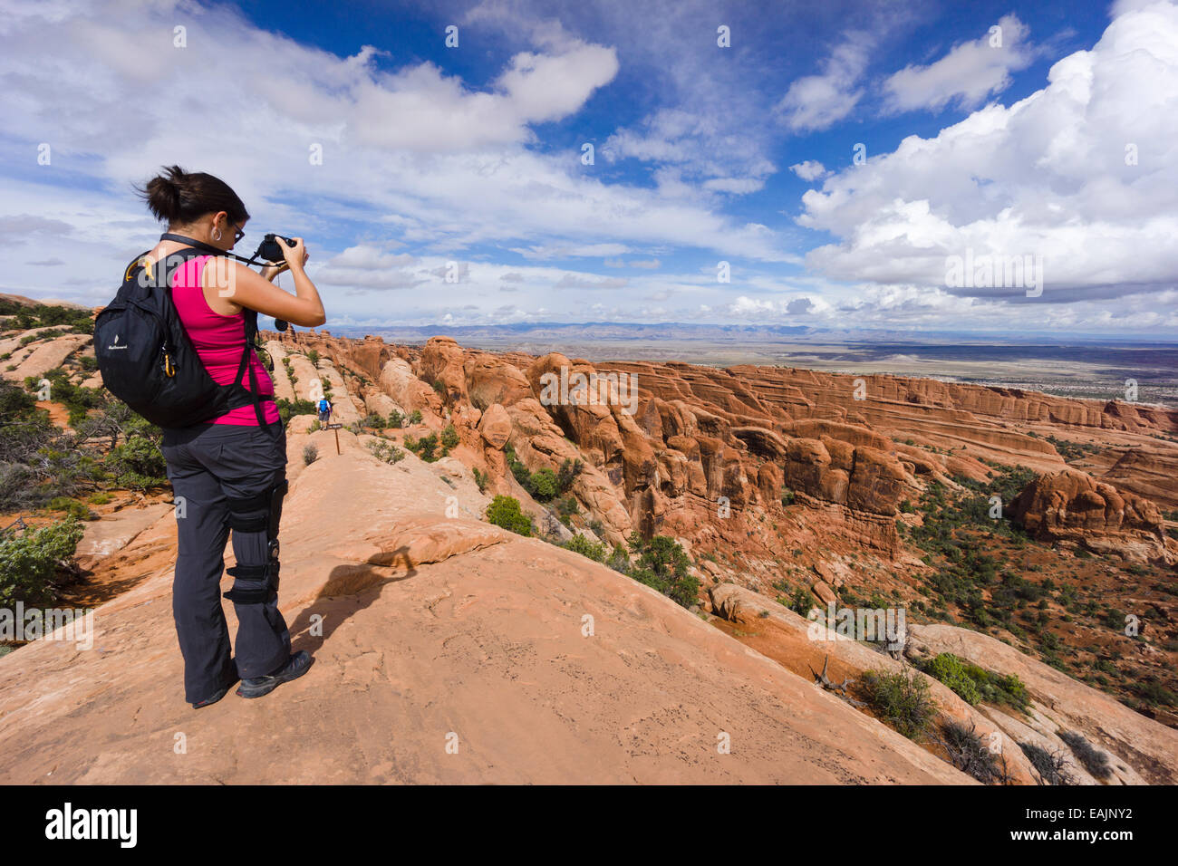 Female hiker prenant une photo à Devils Garden Trail. Arches National Park, Moab, Utah, USA. Banque D'Images