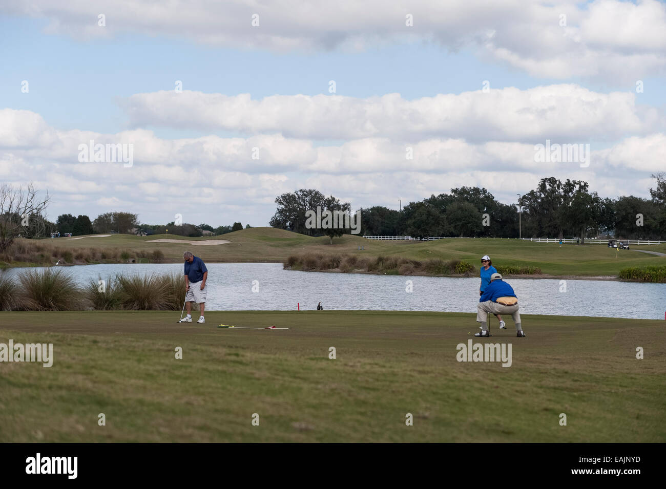 Les aînés retraités le golf dans les villages, en Floride. L'une des plus grandes communautés de retraite dans le centre de la Floride USA Banque D'Images