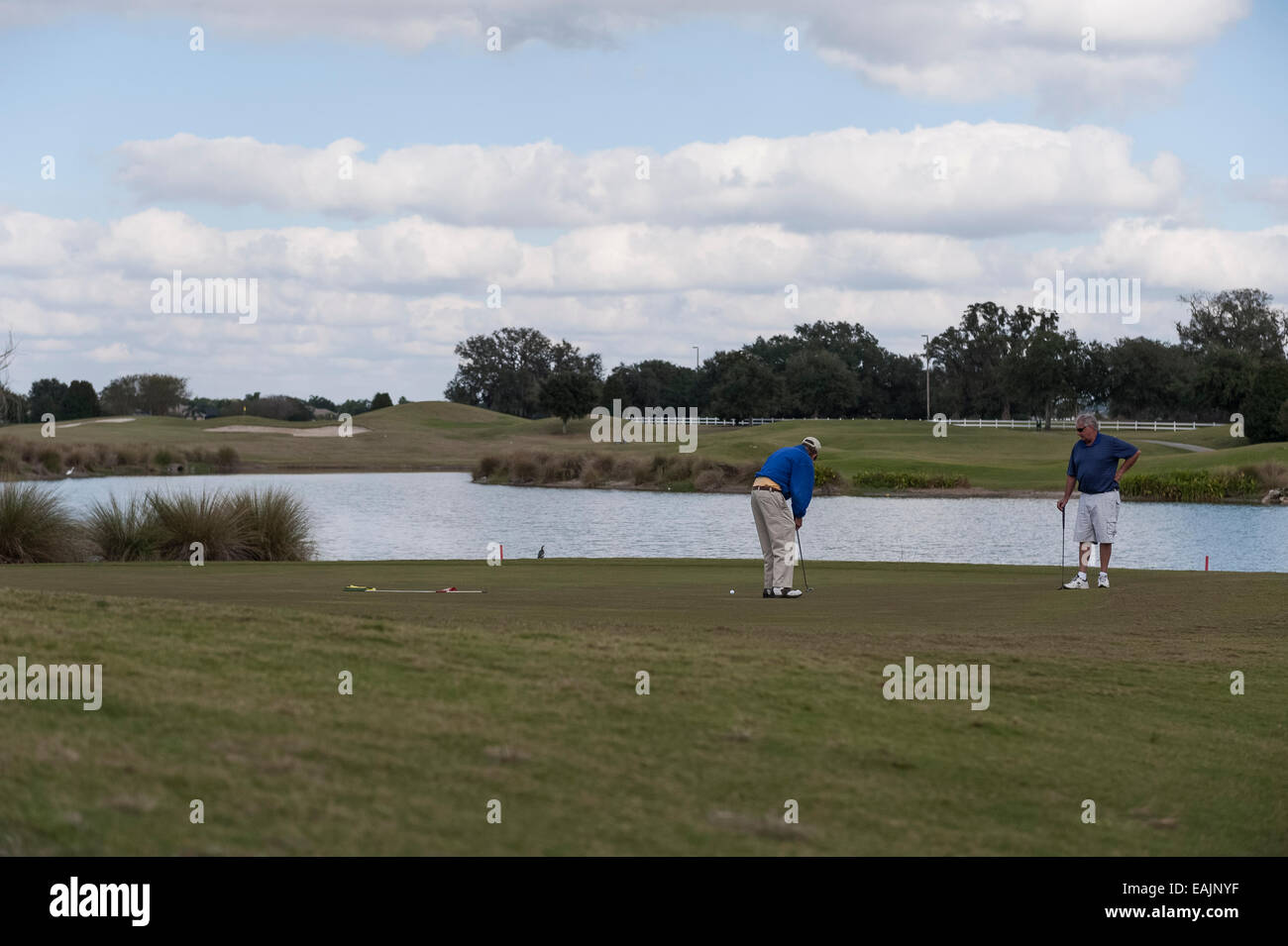 Les aînés retraités le golf dans les villages, en Floride. L'une des plus grandes communautés de retraite dans le centre de la Floride USA Banque D'Images