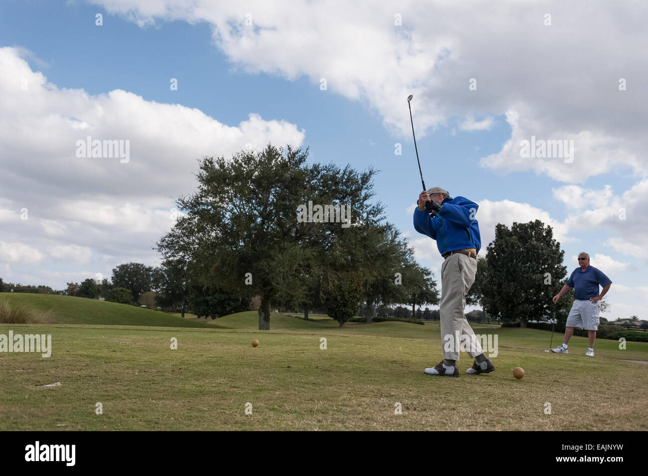 Les aînés retraités le golf dans les villages, en Floride. L'une des plus grandes communautés de retraite dans le centre de la Floride USA Banque D'Images