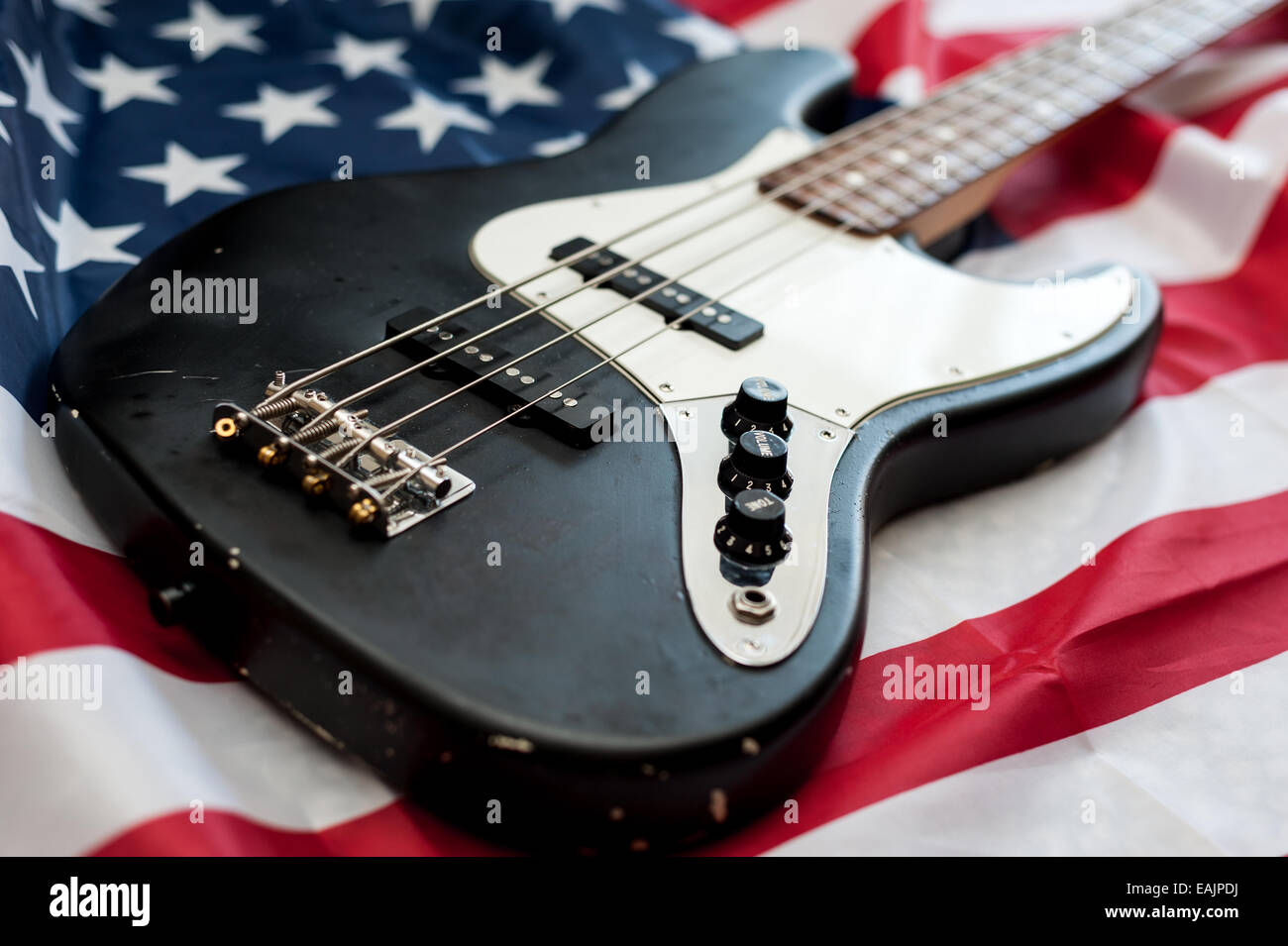 Vintage quatre cordes de guitare sur fond du drapeau américain Banque D'Images