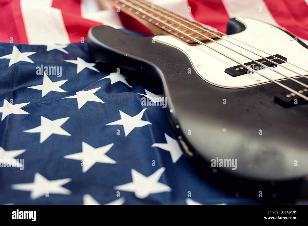 Vintage quatre cordes de guitare sur fond du drapeau américain Banque D'Images