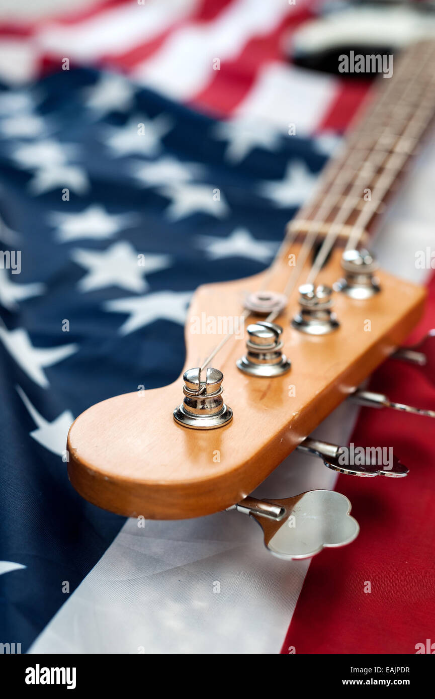 Vintage quatre cordes de guitare sur fond du drapeau américain Banque D'Images